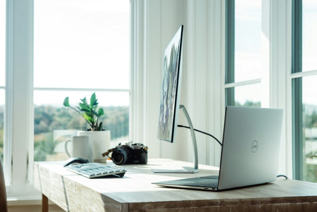 dell-g2E2NQ5SWSU-unsplash
